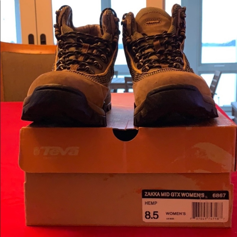 8.5 Teva Hiking Boots